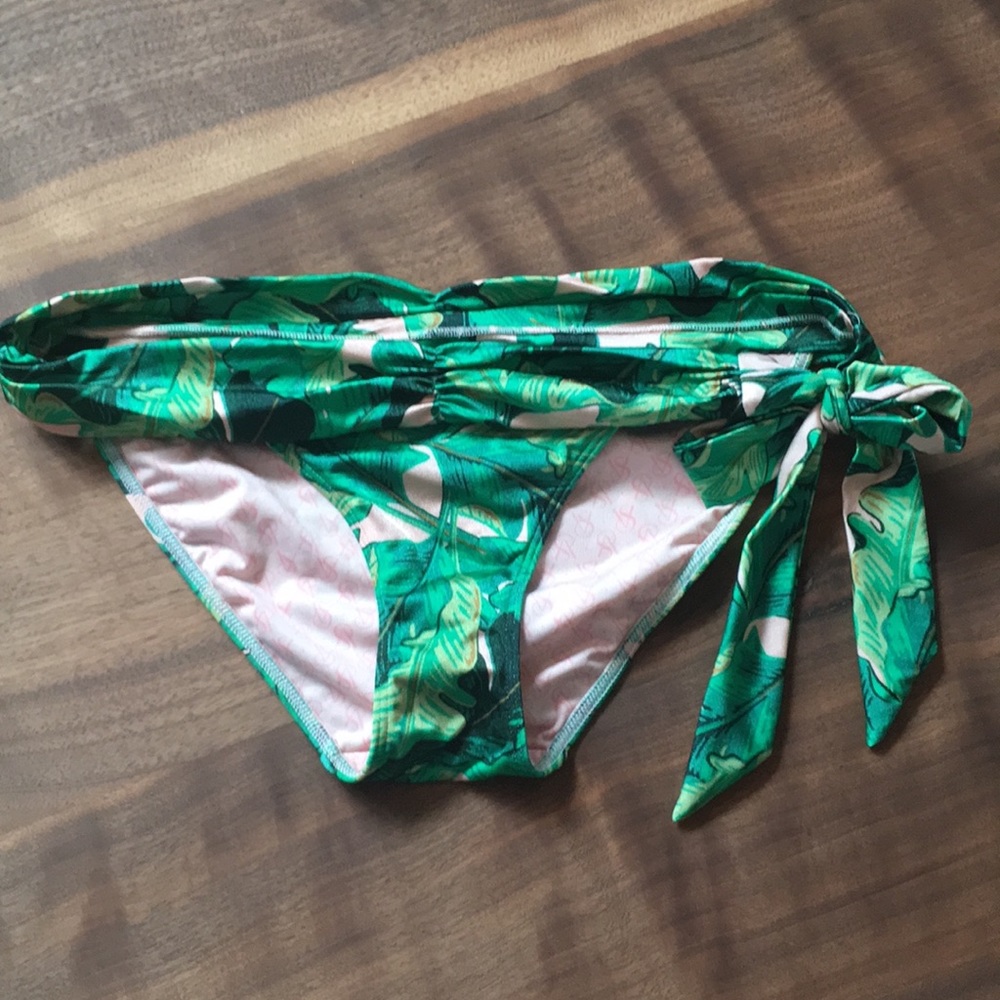 Bikini bottoms - tropical design.